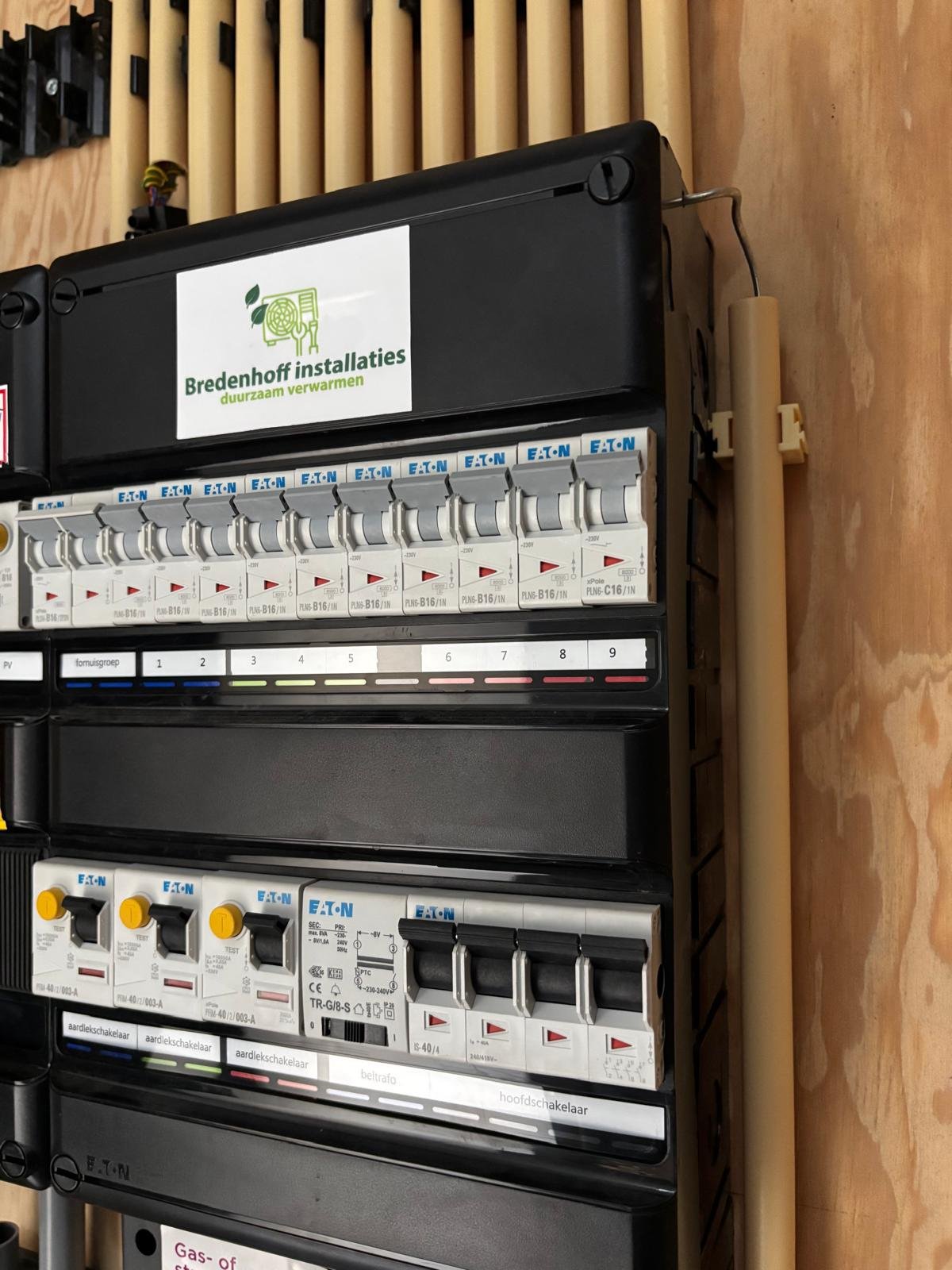 Monteur van Bredenhoff Installaties plaatst een laadpaal.